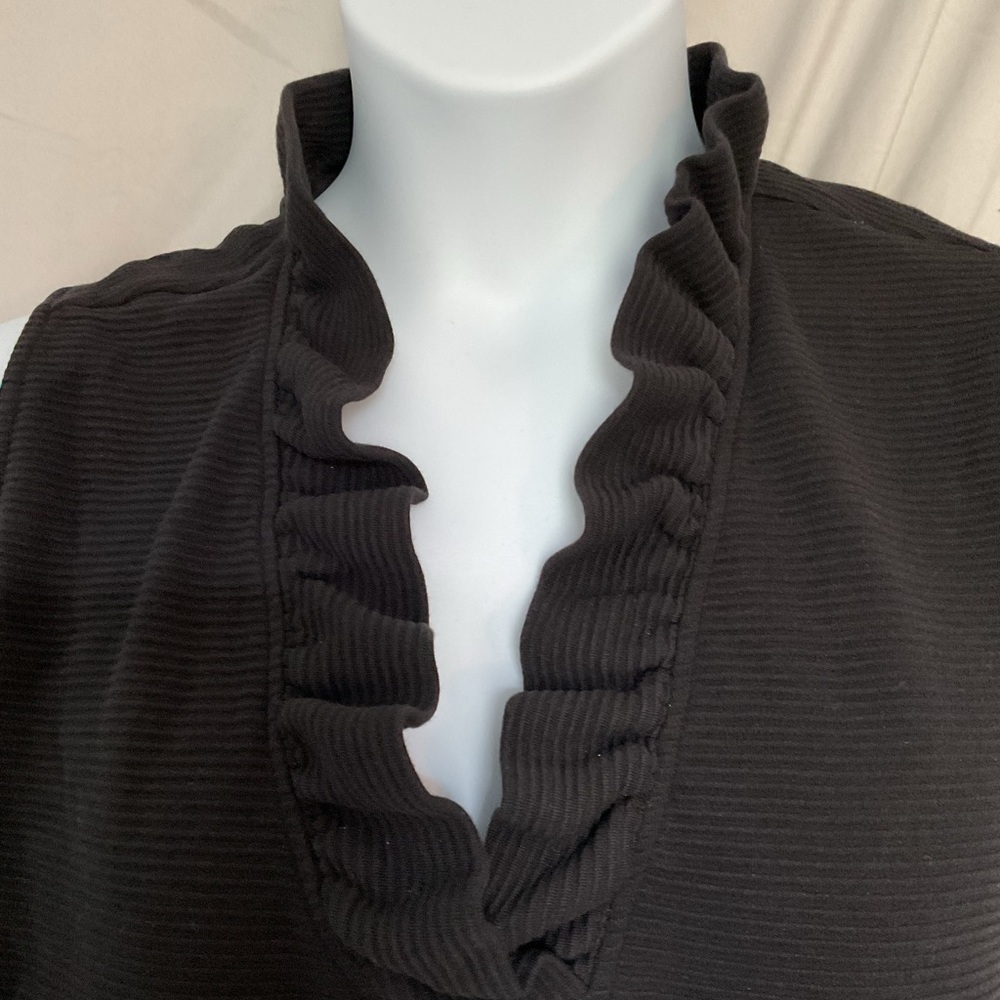 Crown & Ivy Ruffled Collar Top. Black. Size 4x.  Sleeveless - Picture 2 of 3
